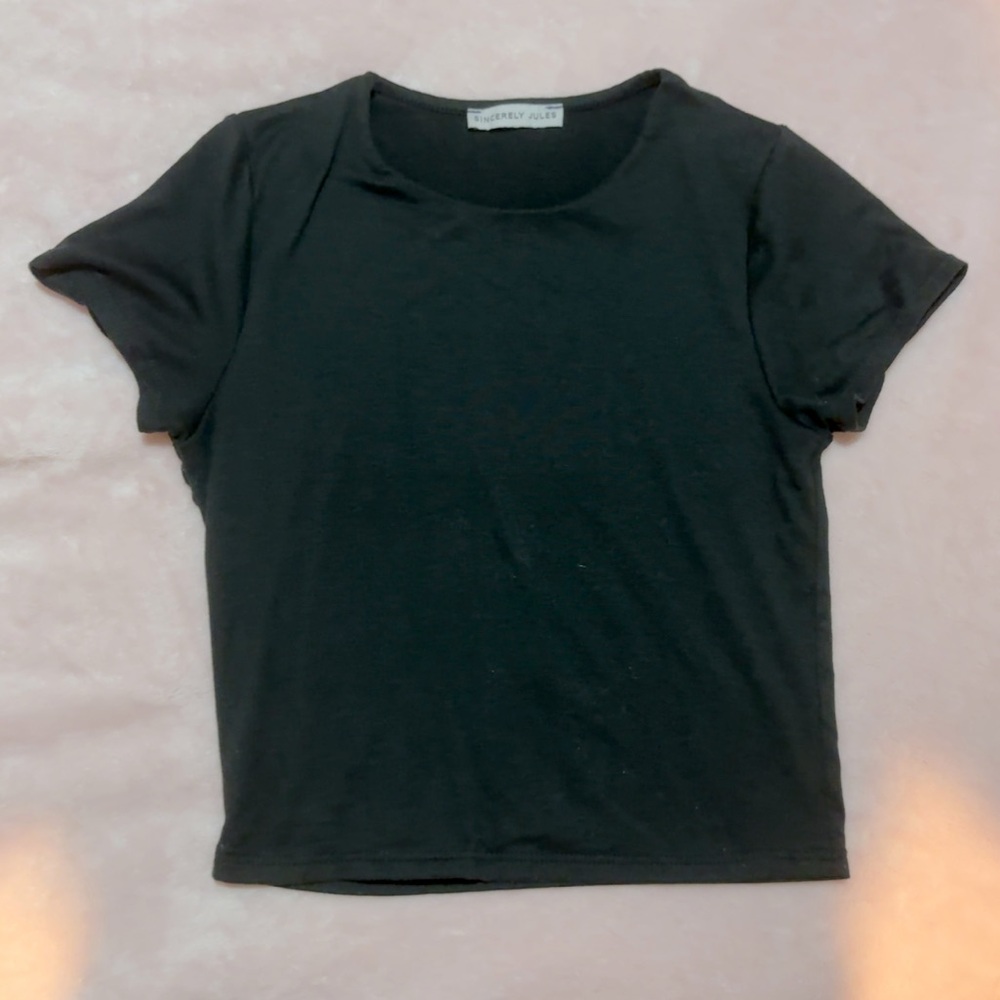 Black tight crop tee